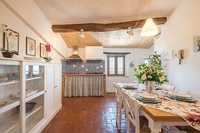 Apartment in the Heart of Radicondoli With Views Over the Hills and Wi