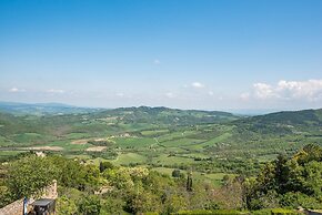 Apartment in the Heart of Radicondoli With Views Over the Hills and Wi