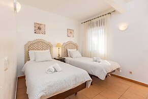 Oceanview Apart A By Sequeira