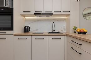 Aleja Jana Pawla II Studio by Renters