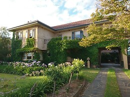 Beautiful 2 Story Manor Close to Beach and all
