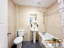 Deluxe 2 Bed Apartment in Uxbridge