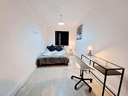 Deluxe 2 Bed Apartment in Uxbridge