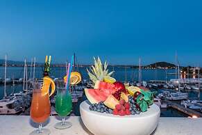 Good Life Deluxe Seafront Apartment