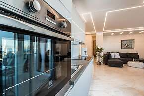 Good Life Deluxe Seafront Apartment