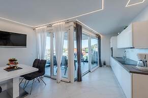 Good Life Deluxe Seafront Apartment