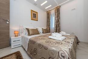 Good Life Deluxe Seafront Apartment