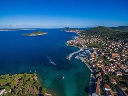 Good Life Deluxe Seafront Apartment