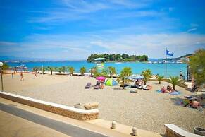 Good Life Deluxe Seafront Apartment