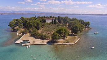 Good Life Deluxe Seafront Apartment