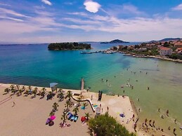 Good Life Deluxe Seafront Apartment