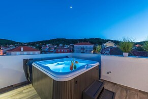 Good Life Deluxe Seafront Apartment