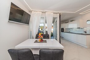 Good Life Deluxe Seafront Apartment