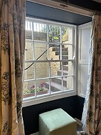 Unique Clifton Apartment on Historic Crescent