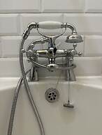 Unique Clifton Apartment on Historic Crescent