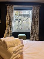 Unique Clifton Apartment on Historic Crescent