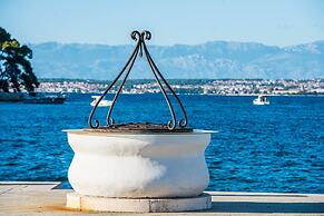 Good Life, Luxury Seafront Apartment