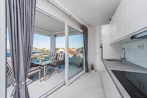 Good Life, Luxury Seafront Apartment