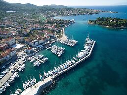 Good Life, Luxury Seafront Apartment