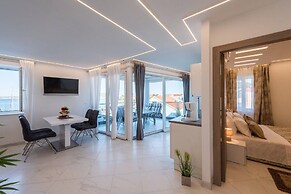Good Life, Luxury Seafront Apartment
