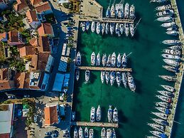 Good Life, Luxury Seafront Apartment