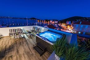 Good Life, Luxury Seafront Apartment