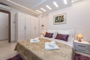 Good Life, Luxury Seafront Apartment