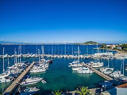 Good Life, Luxury Seafront Apartment