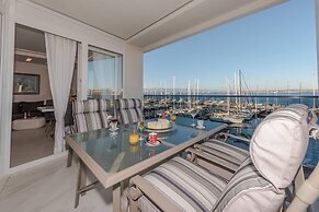 Good Life, Luxury Seafront Apartment