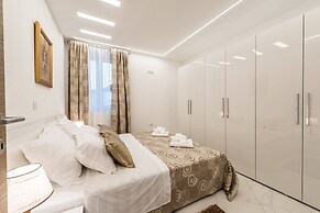 Good Life, Luxury Seafront Apartment