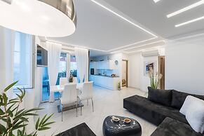 Good Life, Luxury Seafront Apartment