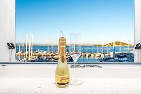 Good Life, Luxury Seafront Apartment