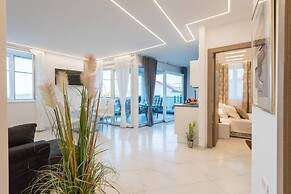 Good Life, Luxury Seafront Apartment