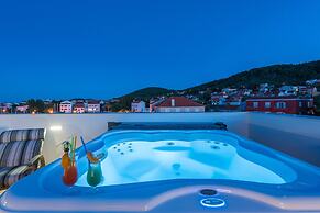 Good Life, Luxury Seafront Apartment