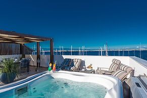 Good Life, Luxury Seafront Apartment