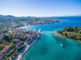 Good Life, Luxury Seafront Apartment