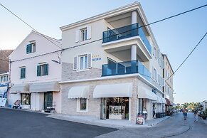 Good Life, Luxury Seafront Apartment