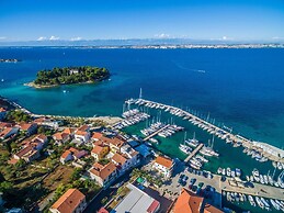 Good Life, Luxury Seafront Apartment