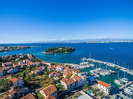 Good Life, Luxury Seafront Apartment