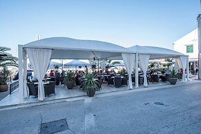 Good Life, Luxury Seafront Apartment