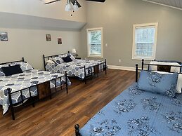 Newly remodeled 4BR lodge on Wolf Creek