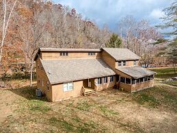 Newly remodeled 4BR lodge on Wolf Creek