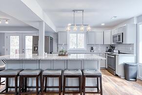 Newly remodeled 4BR lodge on Wolf Creek