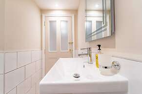 Stylish 3 Bedroom Maisonette