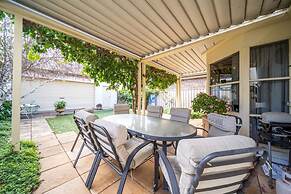 Glenelg Beach Stylish 2 Story Townhouse Sea View