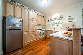 Glenelg Beach Stylish 2 Story Townhouse Sea View