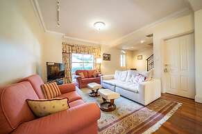 Glenelg Beach Stylish 2 Story Townhouse Sea View