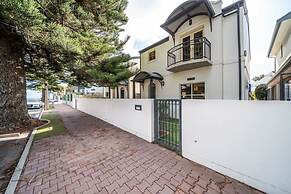 Glenelg Beach Stylish 2 Story Townhouse Sea View