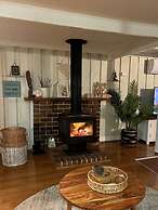 Killarney Coastal Country Retreat Spa Pet Friendly Fireplace