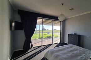 Colours By The Sea Wheelchair Pet-friendly Waterfront Retreat Fireplac